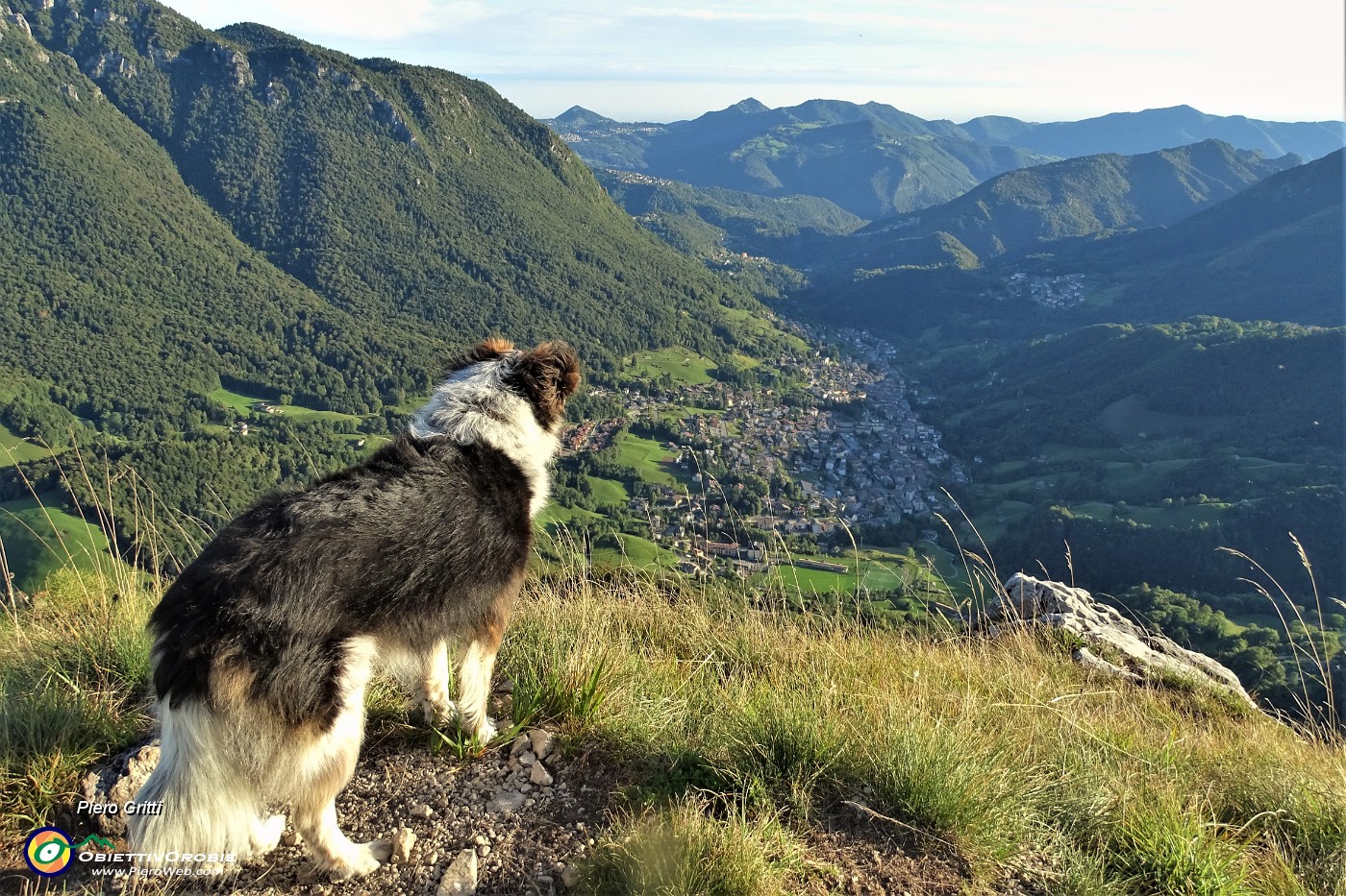 53 Dalla croce del Monte Castello vista sulla Val Serina.JPG